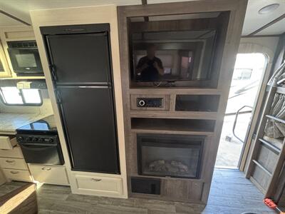 2019 Winnebago 27BHSS MINIPLUS   - Photo 14 - Albuquerque, NM 87108