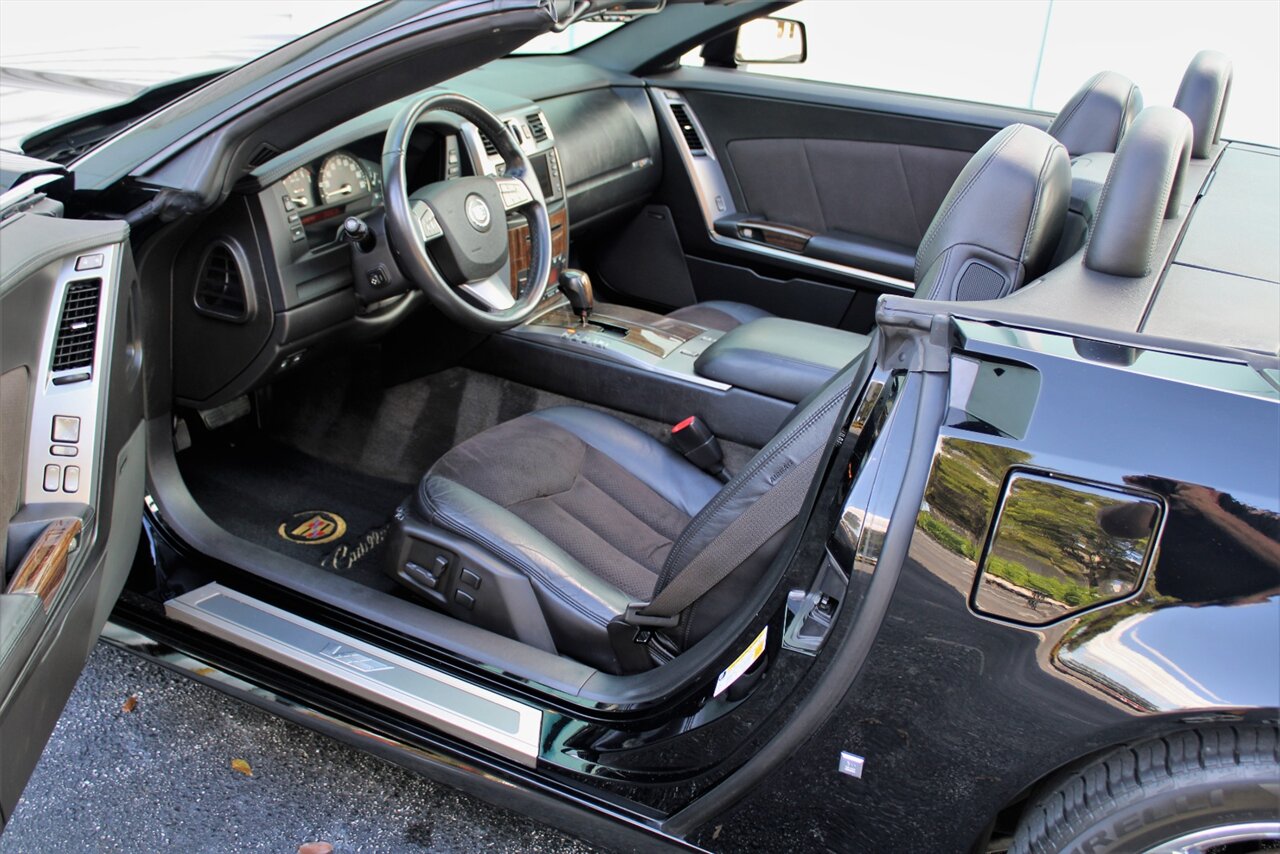 2008 Cadillac XLR-V   - Photo 14 - Stuart, FL 34997