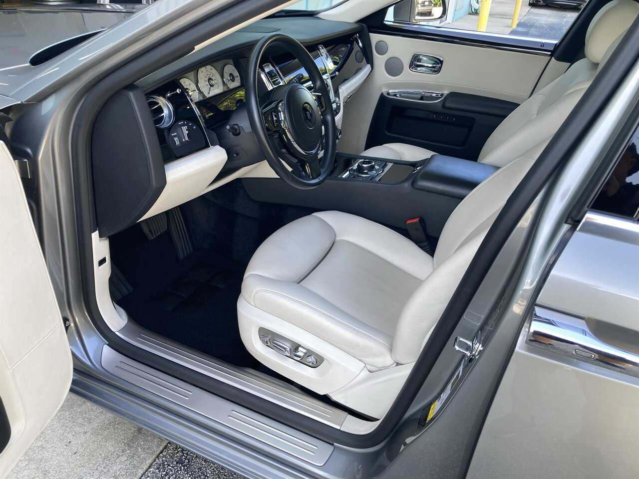 2016 Rolls-Royce Ghost - Photo 14 - Stuart, FL 34997