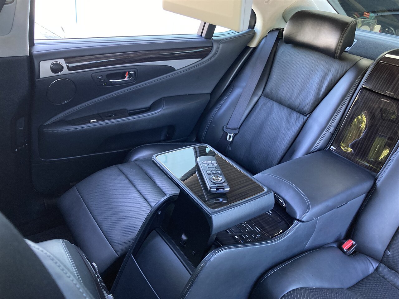 2016 Lexus LS 600h L   - Photo 19 - Stuart, FL 34997