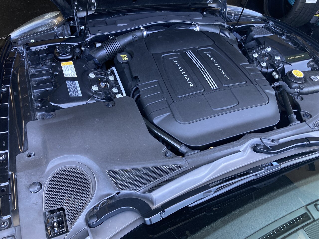 2010 Jaguar XK XKR Portfolio photo 32