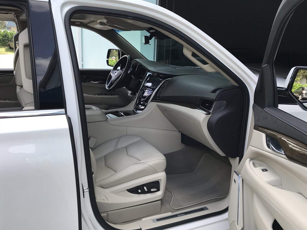 2019 Cadillac Escalade ESV Luxury   - Photo 21 - Stuart, FL 34997