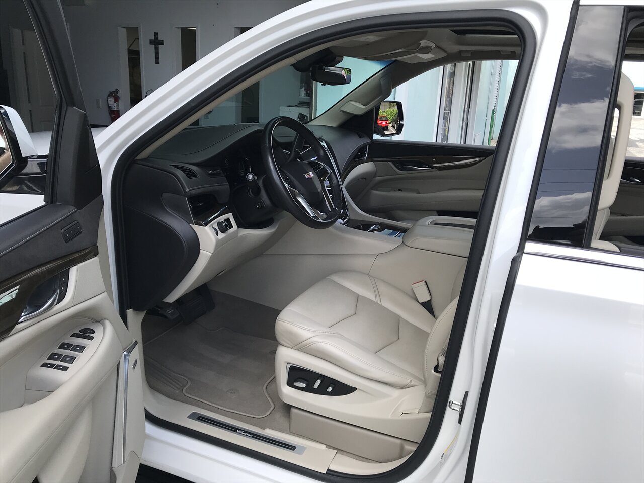 2019 Cadillac Escalade ESV Luxury   - Photo 14 - Stuart, FL 34997