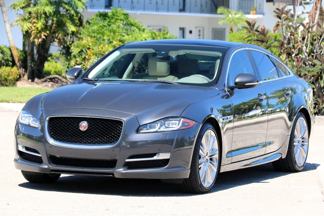 2017 Jaguar XJ R-Sport - Photo 11 - Stuart, FL 34997