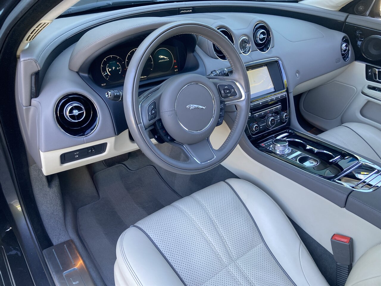 2017 Jaguar XJ R-Sport - Photo 22 - Stuart, FL 34997