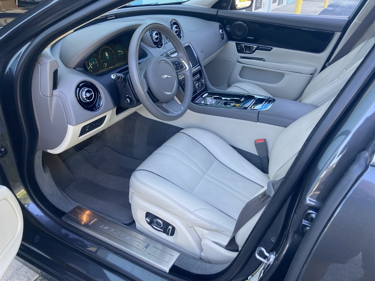 2017 Jaguar XJ R-Sport - Photo 14 - Stuart, FL 34997