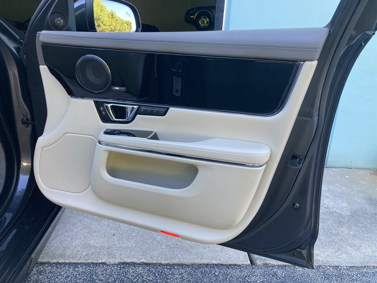 2017 Jaguar XJ R-Sport - Photo 33 - Stuart, FL 34997