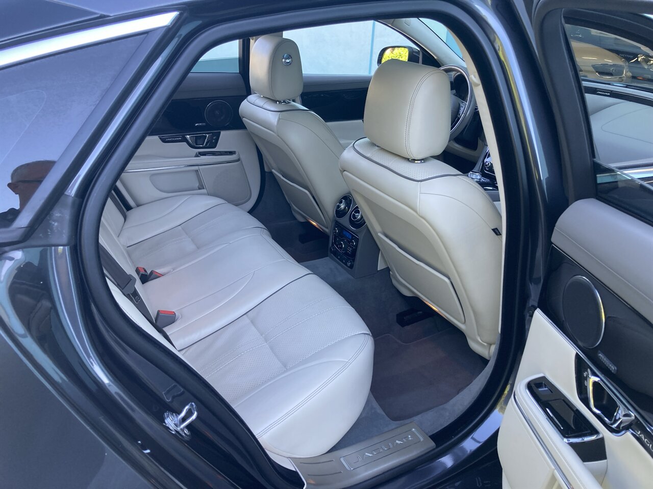 2017 Jaguar XJ R-Sport - Photo 19 - Stuart, FL 34997