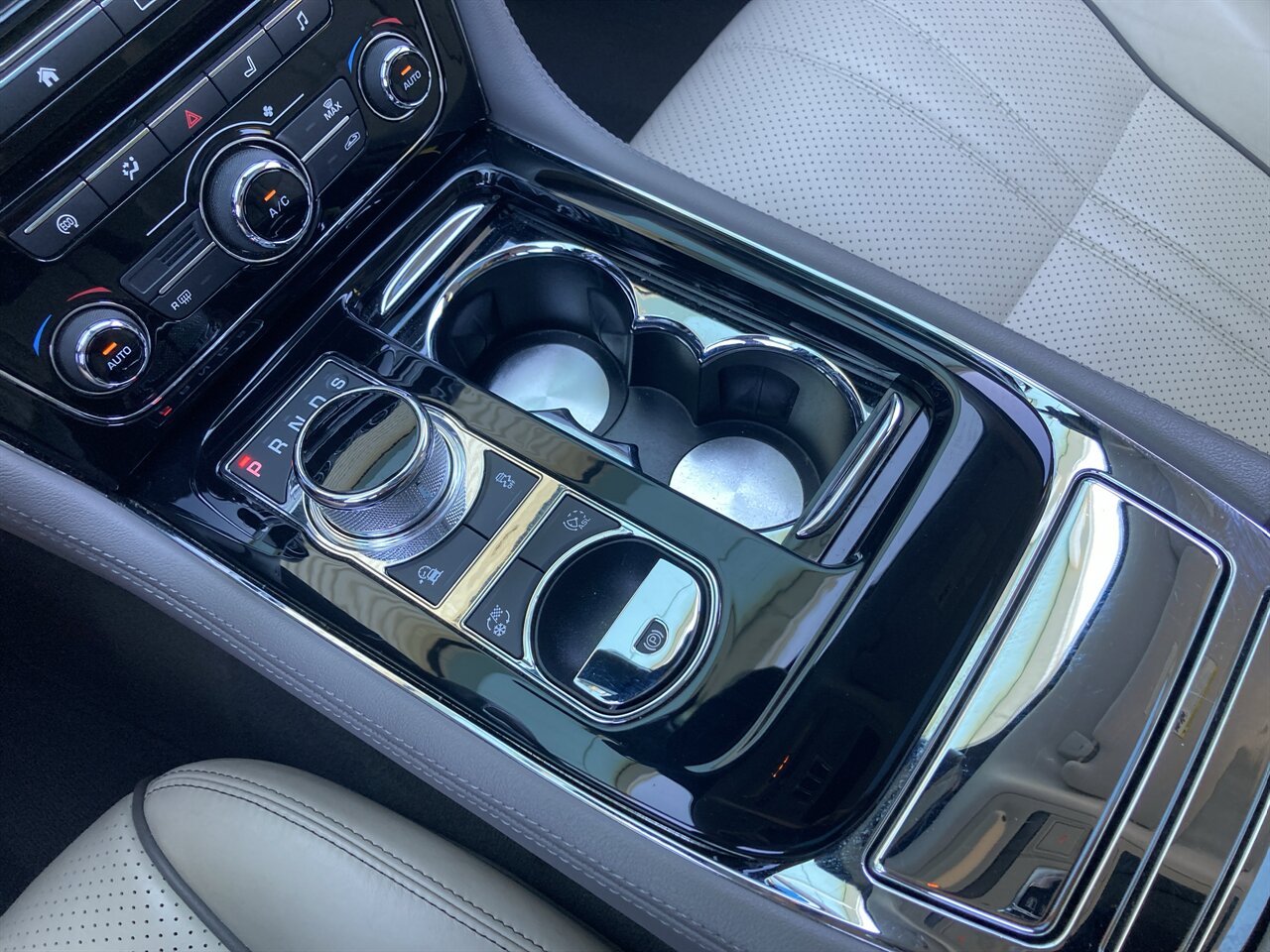 2017 Jaguar XJ R-Sport - Photo 30 - Stuart, FL 34997