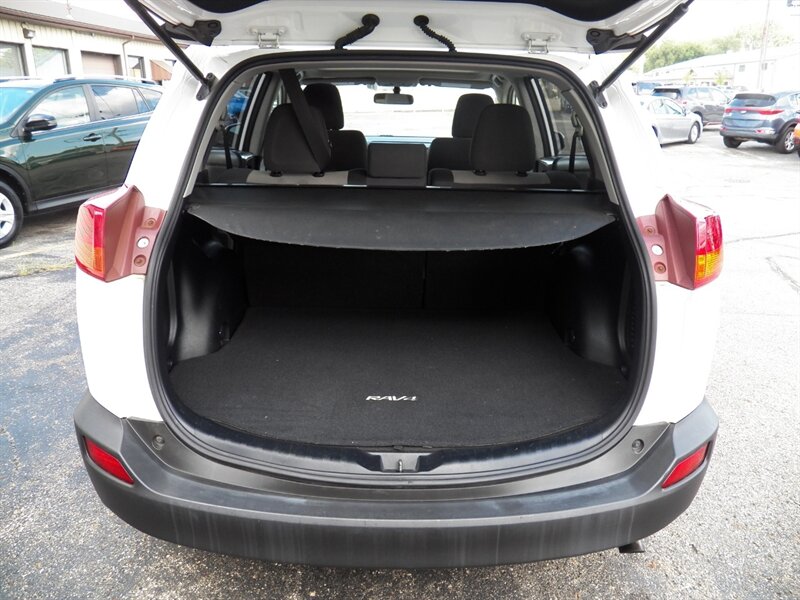 2013 Toyota RAV4 XLE AWD - Photo 10 - Mishawaka, IN 46545