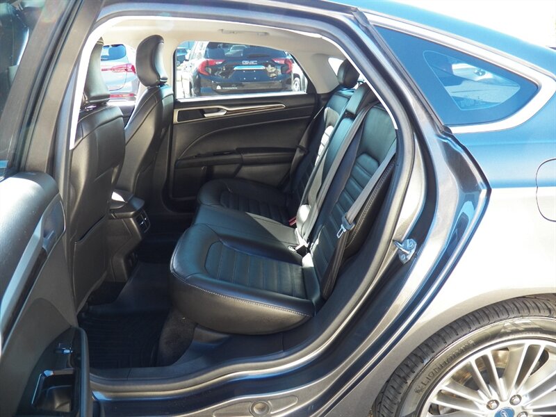 2015 Ford Fusion SE AWD - Photo 10 - Mishawaka, IN 46545