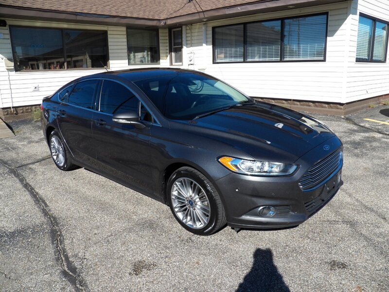 2015 Ford Fusion SE AWD - Photo 2 - Mishawaka, IN 46545