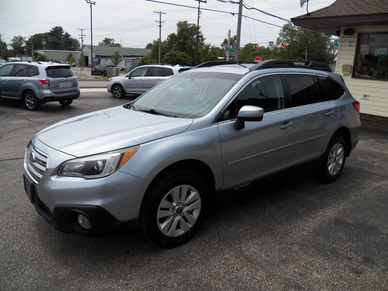 2017 Subaru Outback 2.5i Premium AWD - Photo 5 - Mishawaka, IN 46545