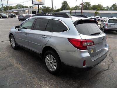 2017 Subaru Outback 2.5i Premium AWD - Photo 4 - Mishawaka, IN 46545