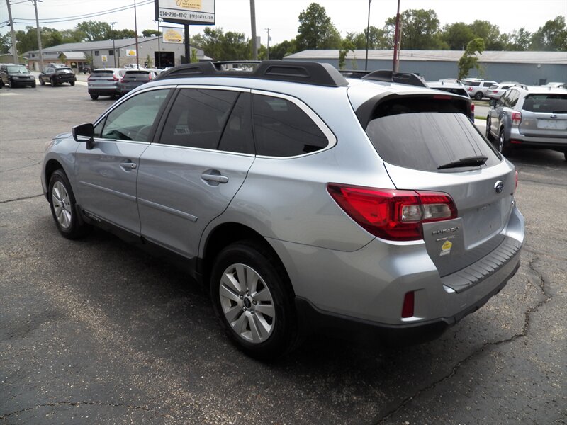 2017 Subaru Outback 2.5i Premium AWD - Photo 4 - Mishawaka, IN 46545