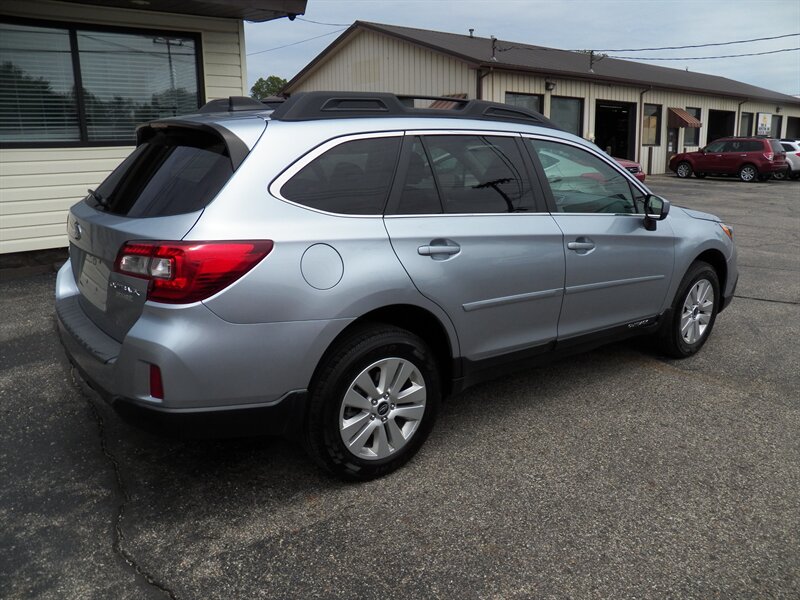 2017 Subaru Outback 2.5i Premium AWD - Photo 3 - Mishawaka, IN 46545