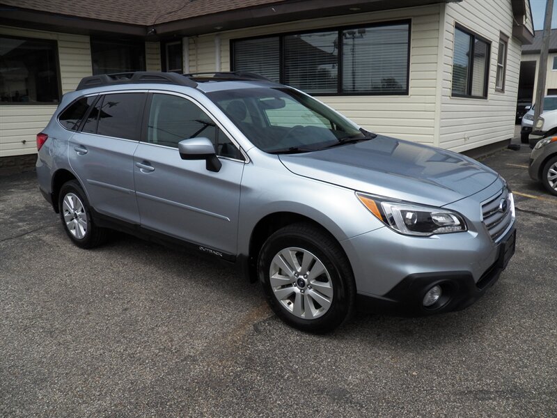 2017 Subaru Outback 2.5i Premium  AWD - Photo 1 - Mishawaka, IN 46545