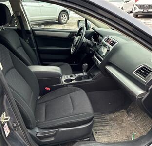 2017 Subaru Outback 2.5i Premium  AWD - Photo 5 - Mishawaka, IN 46545