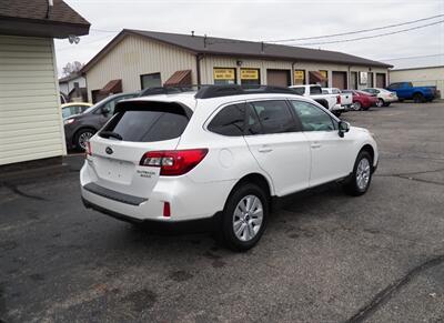 2017 Subaru Outback 2.5i Premium  AWD - Photo 3 - Mishawaka, IN 46545