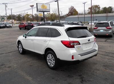 2017 Subaru Outback 2.5i Premium  AWD - Photo 5 - Mishawaka, IN 46545