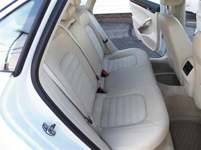 2013 Volkswagen Passat TDI SEL Premium   - Photo 10 - Mishawaka, IN 46545