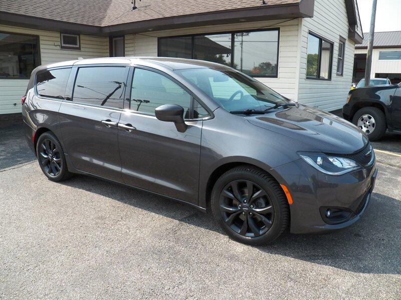 2018 Chrysler Pacifica Touring Plus - Photo 1 - Mishawaka, IN 46545