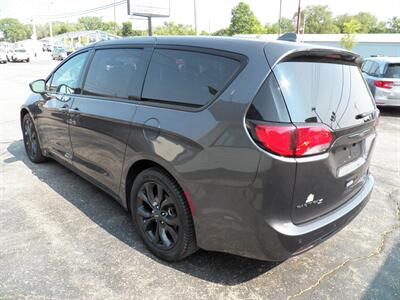 2018 Chrysler Pacifica Touring Plus   - Photo 4 - Mishawaka, IN 46545