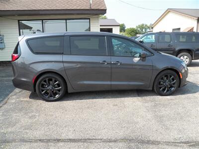 2018 Chrysler Pacifica Touring Plus   - Photo 2 - Mishawaka, IN 46545
