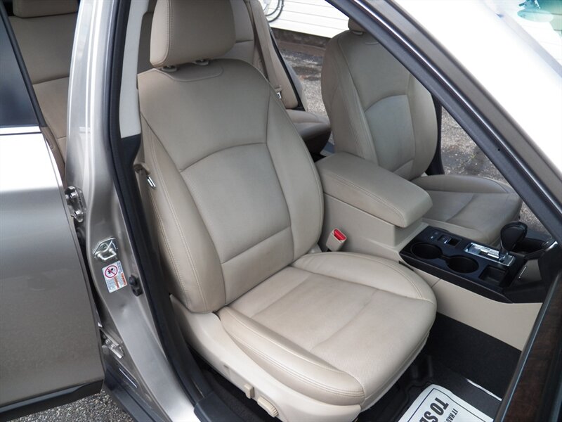 2016 Subaru Outback 2.5i Limited AWD - Photo 12 - Mishawaka, IN 46545