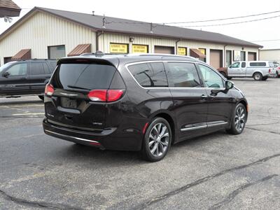 2017 Chrysler Pacifica Limited   - Photo 3 - Mishawaka, IN 46545