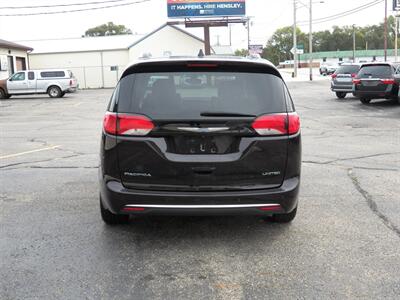 2017 Chrysler Pacifica Limited   - Photo 4 - Mishawaka, IN 46545