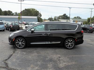 2017 Chrysler Pacifica Limited   - Photo 6 - Mishawaka, IN 46545