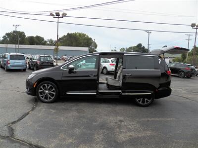 2017 Chrysler Pacifica Limited   - Photo 42 - Mishawaka, IN 46545