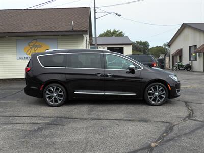 2017 Chrysler Pacifica Limited   - Photo 2 - Mishawaka, IN 46545