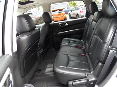 2017 Nissan Pathfinder SL  4x4 - Photo 10 - Mishawaka, IN 46545
