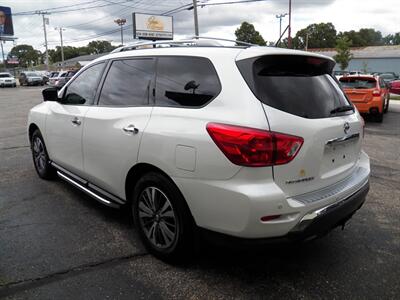 2017 Nissan Pathfinder SL  4x4 - Photo 5 - Mishawaka, IN 46545