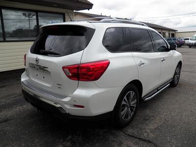 2017 Nissan Pathfinder SL  4x4 - Photo 6 - Mishawaka, IN 46545