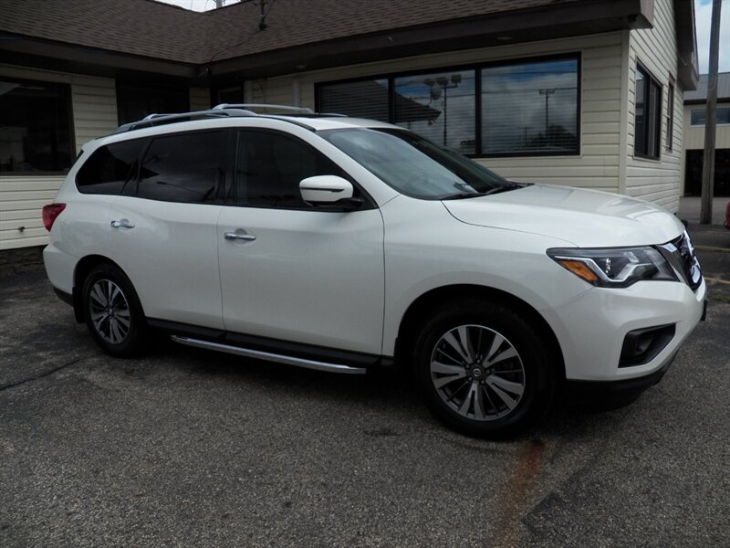 2017 Nissan Pathfinder SL  4x4 - Photo 1 - Mishawaka, IN 46545