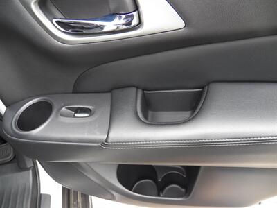 2017 Nissan Pathfinder SL  4x4 - Photo 14 - Mishawaka, IN 46545