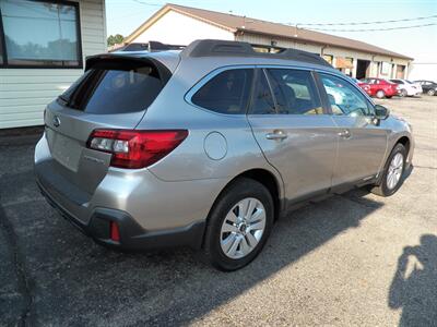 2018 Subaru Outback 2.5i Premium  AWD - Photo 2 - Mishawaka, IN 46545