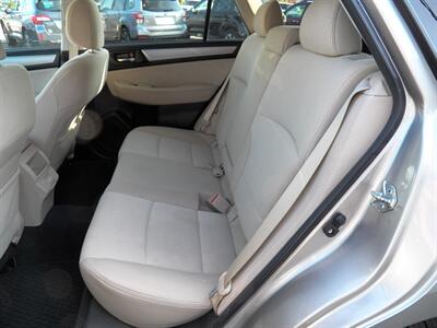 2018 Subaru Outback 2.5i Premium  AWD - Photo 13 - Mishawaka, IN 46545