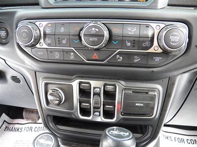 2018 Jeep Wrangler Unlimited Sahara  4x4 - Photo 15 - Mishawaka, IN 46545