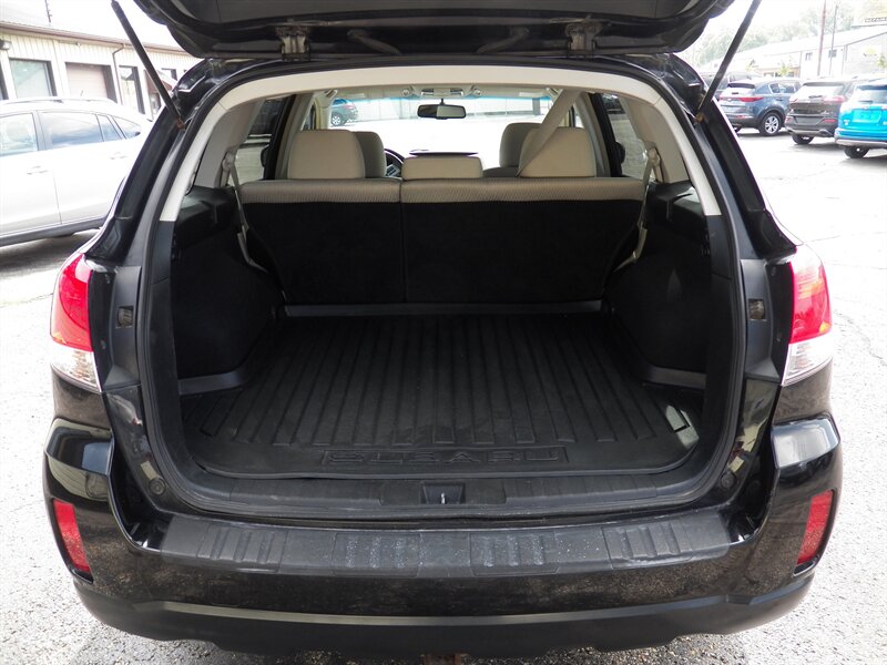 2012 Subaru Outback 2.5i Premium AWD - Photo 9 - Mishawaka, IN 46545