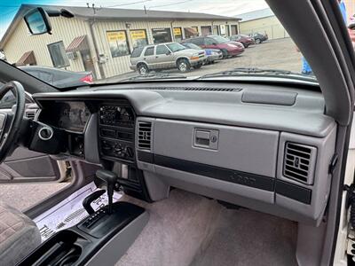 1995 Jeep Grand Cherokee Laredo  4x4 - Photo 15 - Mishawaka, IN 46545