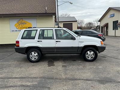 1995 Jeep Grand Cherokee Laredo  4x4 - Photo 2 - Mishawaka, IN 46545