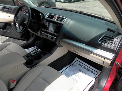 2017 Subaru Outback 2.5i Premium  AWD - Photo 13 - Mishawaka, IN 46545