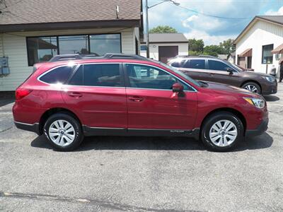 2017 Subaru Outback 2.5i Premium  AWD - Photo 2 - Mishawaka, IN 46545