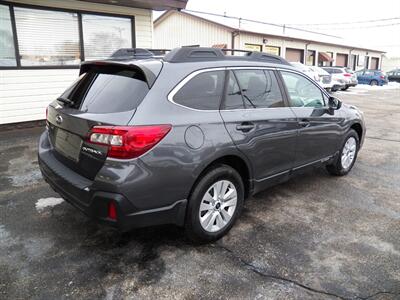 2019 Subaru Outback 2.5i Premium  AWD - Photo 5 - Mishawaka, IN 46545