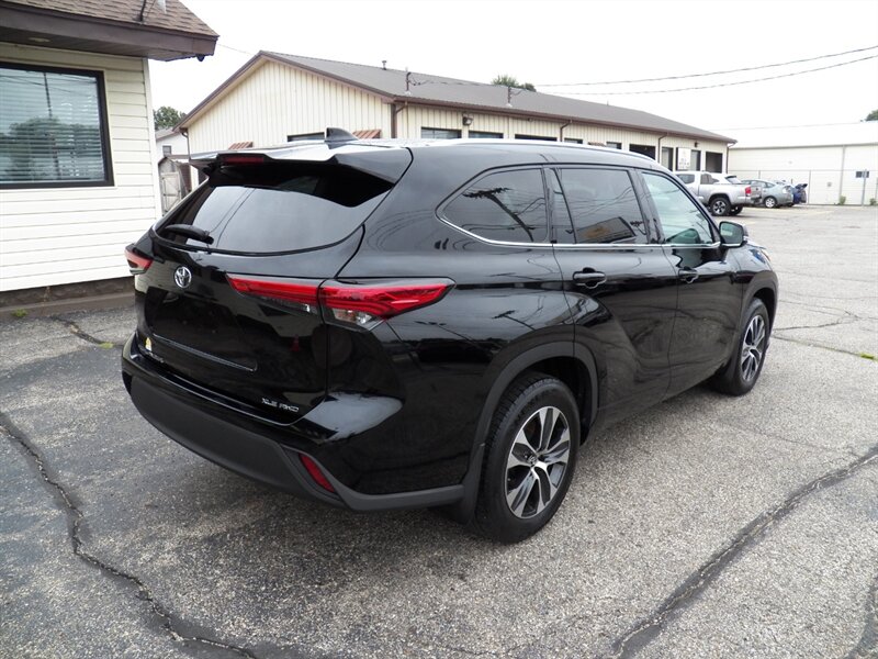 2020 Toyota Highlander XLE AWD - Photo 4 - Mishawaka, IN 46545