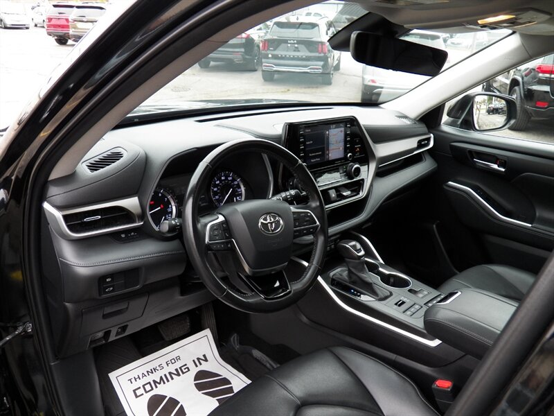 2020 Toyota Highlander XLE AWD - Photo 9 - Mishawaka, IN 46545